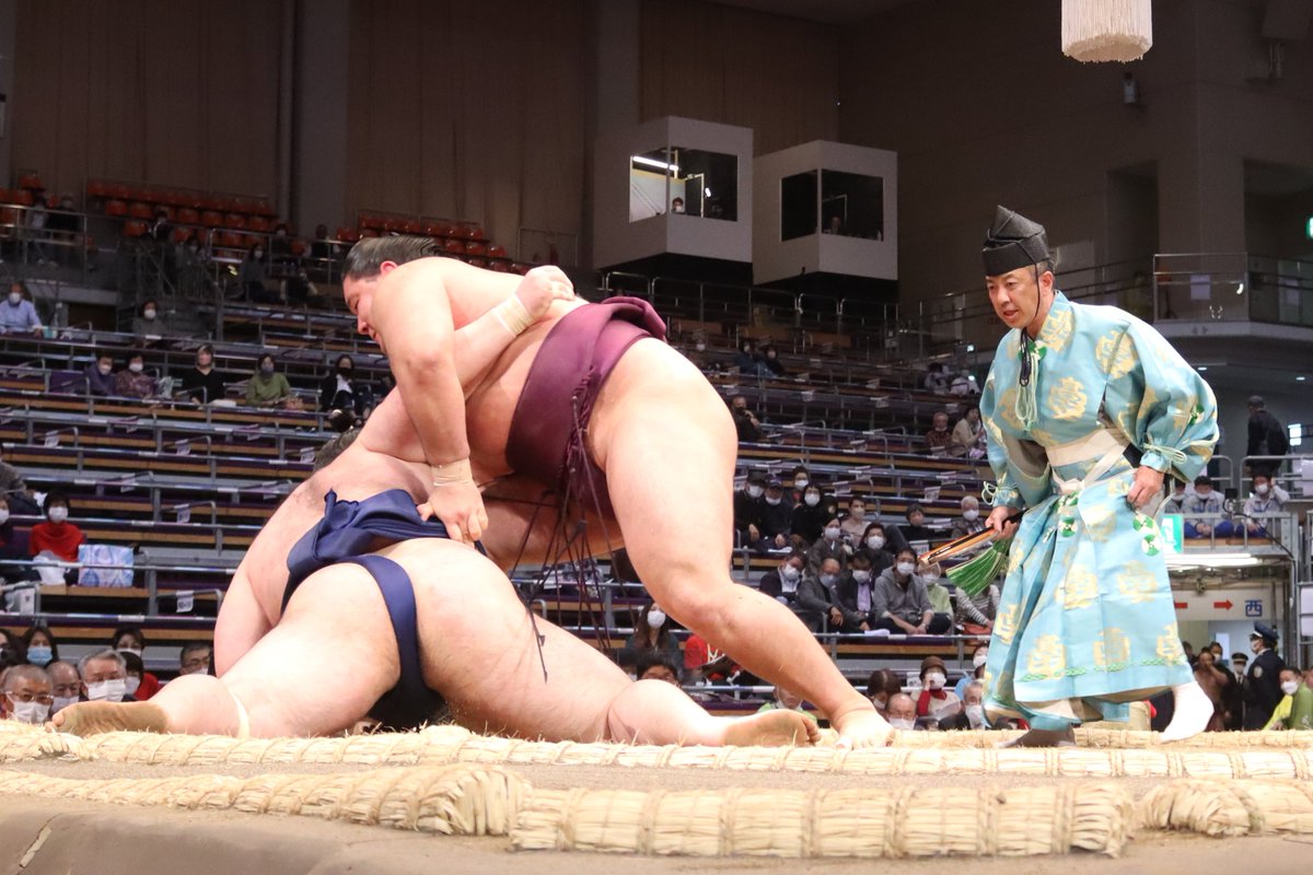 二日日の様子＞ 十両取組。 狼雅（1勝1敗）上手投げ 豪ノ山（2敗