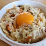 思わず背徳感を感じちゃう!「キムチチーズ釜玉うどん」。