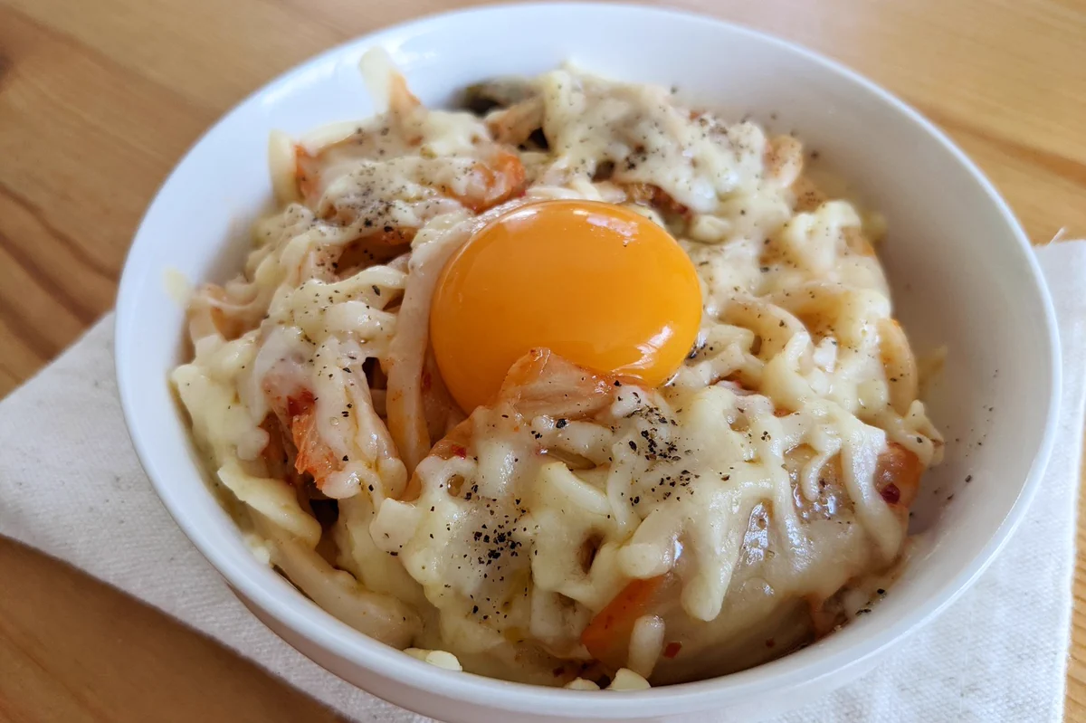 思わず背徳感を感じちゃう！「キムチチーズ釜玉うどん」。