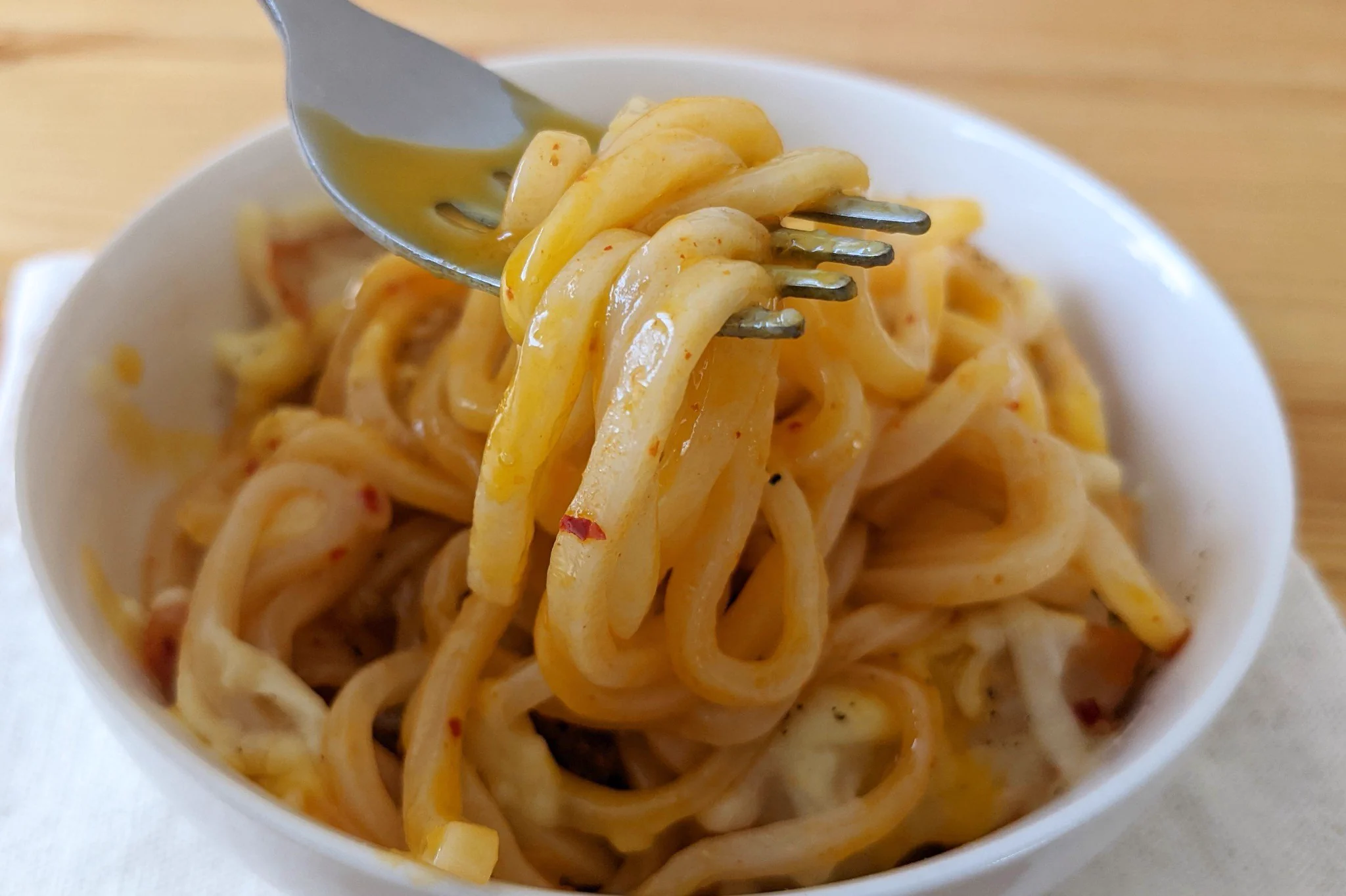 思わず背徳感を感じちゃう！「キムチチーズ釜玉うどん」。