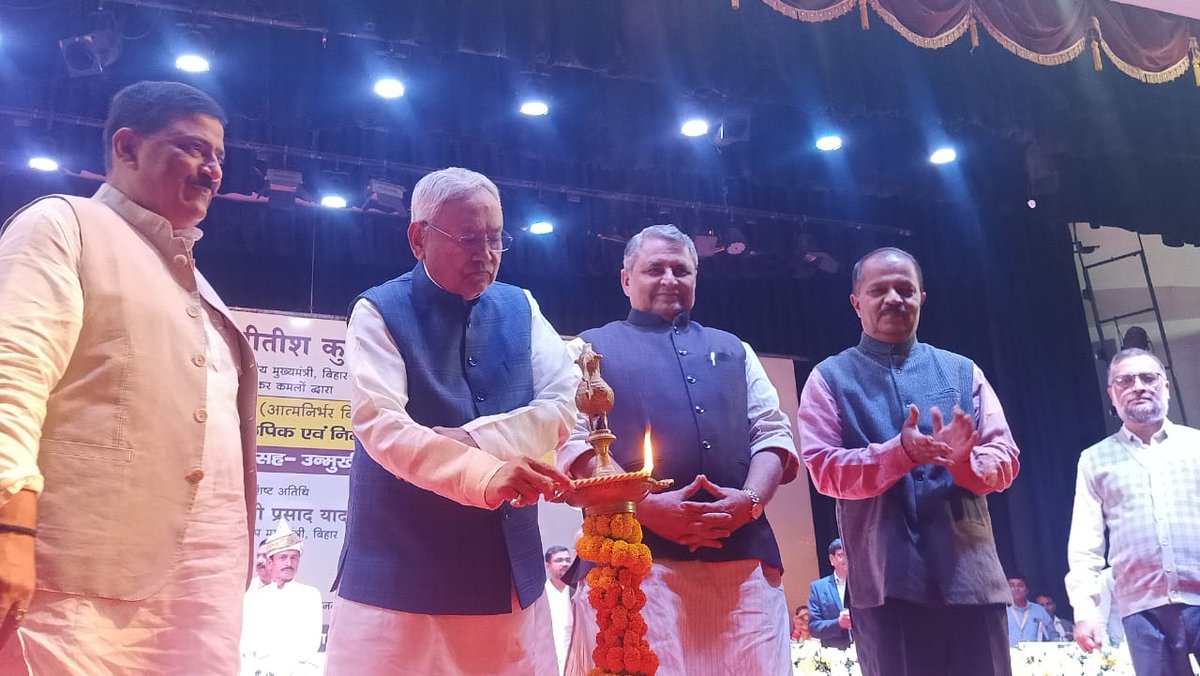 IPRDBihar's tweet photo. माननीय मुख्यमंत्री @Nitishkumar ने नवनियुक्त कनीय लेखा लिपिक एवं निम्न वर्गीय लिपिक का नियुक्ति पत्र वितरण- सह- उन्मुखीकरण समारोह का उद्घाटन किया l
#BiharWaterResourcesDept
@WRD_Bihar https://t.co/CiIjjwCVCU