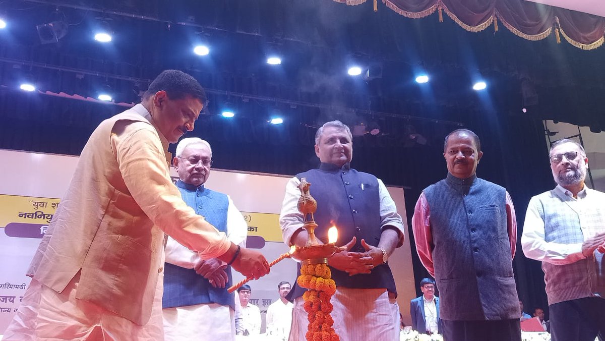 IPRDBihar's tweet photo. माननीय मुख्यमंत्री @Nitishkumar ने नवनियुक्त कनीय लेखा लिपिक एवं निम्न वर्गीय लिपिक का नियुक्ति पत्र वितरण- सह- उन्मुखीकरण समारोह का उद्घाटन किया l
#BiharWaterResourcesDept
@WRD_Bihar https://t.co/CiIjjwCVCU