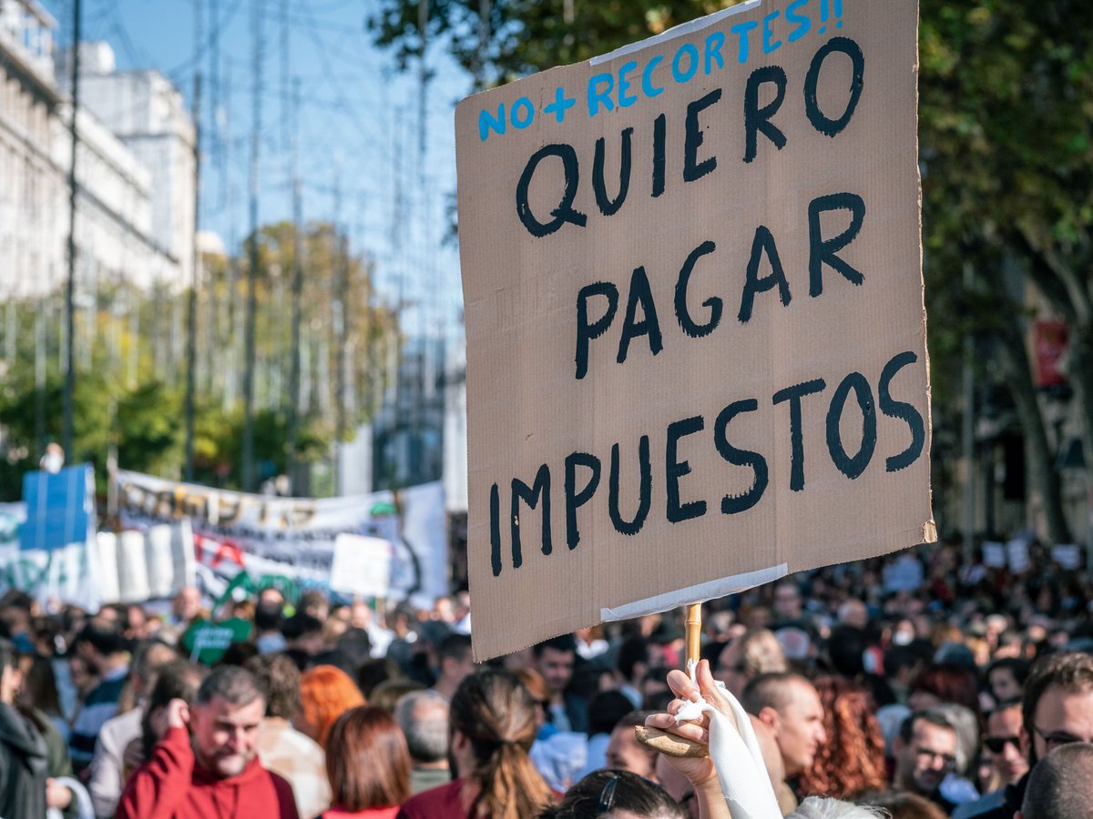 LuisGalan's tweet photo. Cientos de miles de personas movilizándonos por lo que es de TODOS.
Por una España que no sea solo para los más privilegiados.
#SanidadPublica #SanidadDeCalidad #SanidadDeTodos #SanidadPublicamadrid #SanidadMadrid https://t.co/pRP9C5XQjv