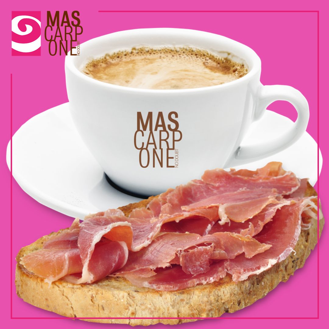 Dicen que el desayuno es la comida más importante del día. Estados Unidos tiene los bagels, Francia la baguette, Reino Unidos su desayuno inglés y en #Mascarpone tenemos el irremplazable café y tostadas con jamón. Perfecto para alimentar nuestro orgullo patrio. 😉