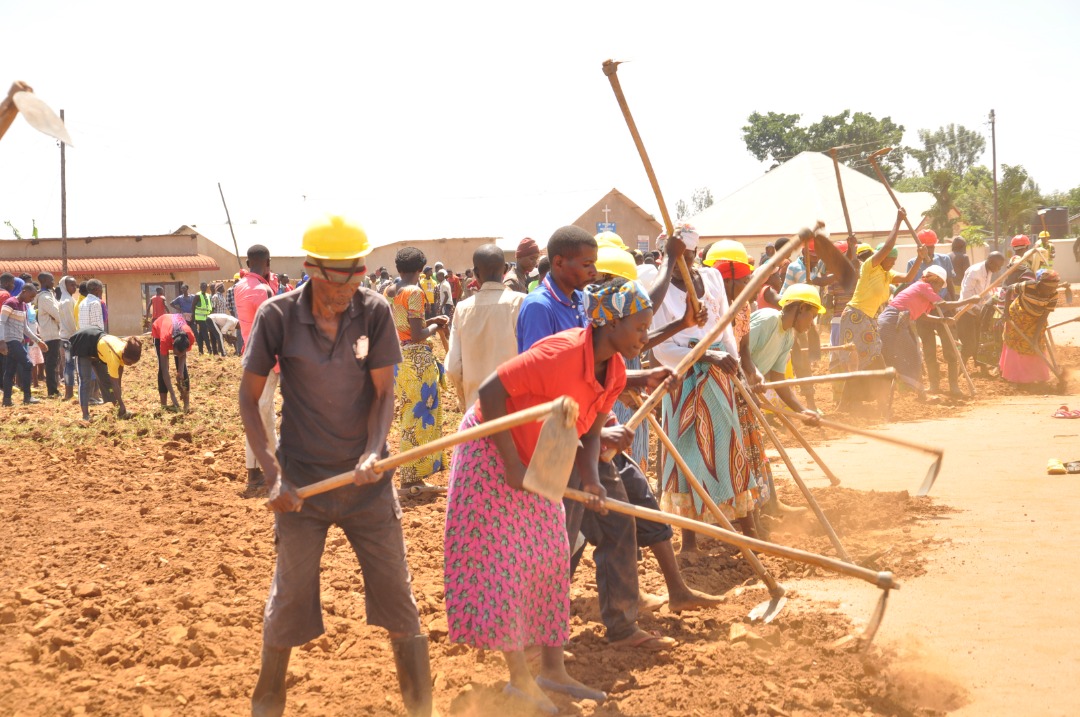 RwandaSouth's tweet photo. Muriki gikorwa Guverineri @AKayitesiAlice Yifatanyije n'Ubuyobozi bwa @Kamonyi, Intore n'Abaturage  bo mu Murenge wa wa #Mugina Akagari ka #Mbati ahakozwe imirimo yo gutunganya ikibuga cy'Umupira w'amaguru.

"DUHAMYE UMUCO W'UBUTORE KU RUGERERO TWIMAKAZA UBUMWE N'UBUDAHERANWA" https://t.co/1aEu9h9SQM