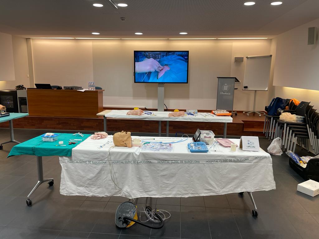 anestclinicbcn's tweet photo. Taller modelo low cost Crico y Drenaje torácico en la Jornada simulación @scartd_acm el pasado 4/11. Vamos a practicar!
#simclinic #labhabilitatsUB
@anestclinicbcn
@unibarcelona
@scartd_acm
@criticscartd
@hospitalclinic
@campusclinicub
@sedar_es
@SIMClinic https://t.co/lQ9RO0apBb