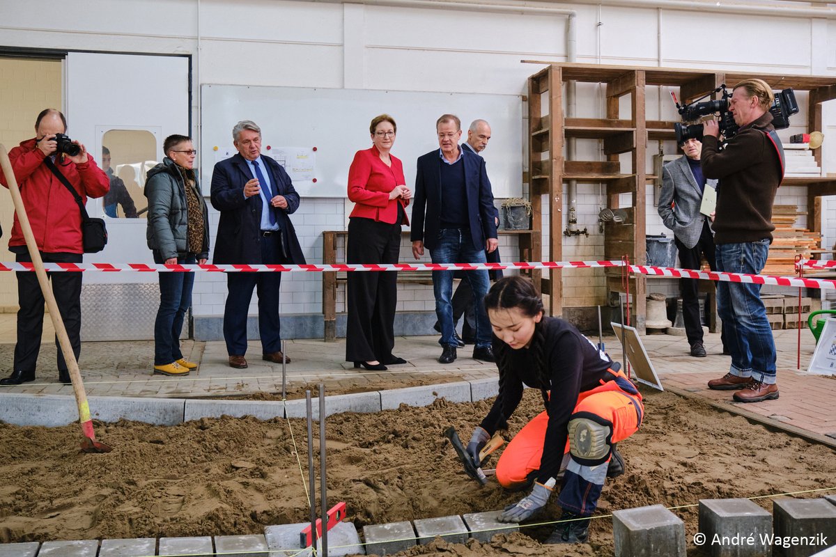 BMWSB_Bund's tweet photo. Hier wird um die Wette gemauert, gezimmert, gefliest und mehr: Bei der Deutschen Meisterschaft der Bauberufe treten die besten Nachwuchstalente gegeneinander an. 🔨🧱🏅
Heute schaute ihnen auch Bundesbauministerin @klara_geywitz dabei ein wenig über die Schulter. @Das_Baugewerbe https://t.co/PgBwHyTra4
