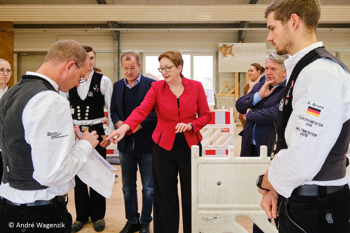 Hier wird um die Wette gemauert, gezimmert, gefliest und mehr: Bei der Deutschen Meisterschaft der Bauberufe treten die besten Nachwuchstalente gegeneinander an. 🔨🧱🏅
Heute schaute ihnen auch Bundesbauministerin <a href="/klara_geywitz/">Klara Geywitz</a> dabei ein wenig über die Schulter. <a href="/Das_Baugewerbe/">Zentralverband Deutsches Baugewerbe | ZDB</a>