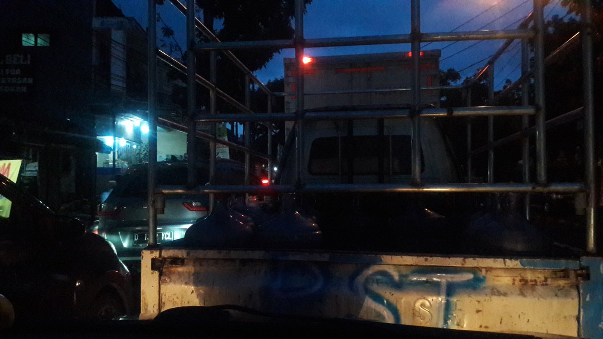 riescooteris's tweet photo. Ti Mekarwangi ka RS Santosa tos 2jam teuacan dugi, teu katingali sa urang" acan petugas ti polisi atawa ti dishub @dishub_kotabdg @tmcrestabandung @PRFMnews @infobandung @RadioElshinta @ElshintaBandung https://t.co/0Er4HlwoWA