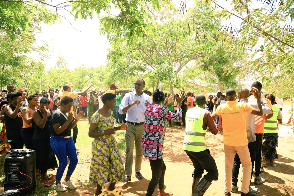 KayonzaDistrict's tweet image. Uyu munsi, hirya no hino mu mirenge igize Akarere ka @KayonzaDistrict hatangijwe urugerero rw'Inkomezabigwi, icyiciro cya 10/2022 rugizwe n'abanyeshuri basoje umwaka wa 6 w'amashuri yisumbuye mu mwaka  wa 2021/2022. Ku rwego rw'Akarere, igikorwa cyabereye mu murenge wa #Ndego