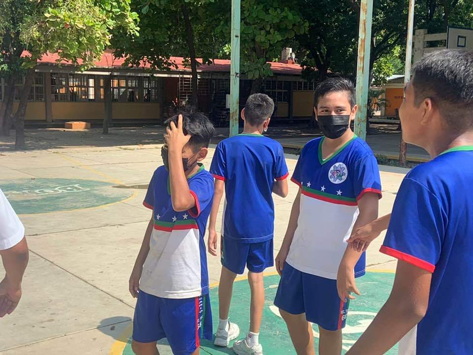 _lopezrosas's tweet photo. Fue una visita muy ilustrativa por parte de los padres de familia, conocer sus instalaciones y convivir con adolescentes de esa Secundaria Técnica. Mi compromiso es ser gestor para atender sus necesidades educativas. 
Tenemos una enorme deuda con ellos y el personal docente #ALR https://t.co/7YQpN5ttr2