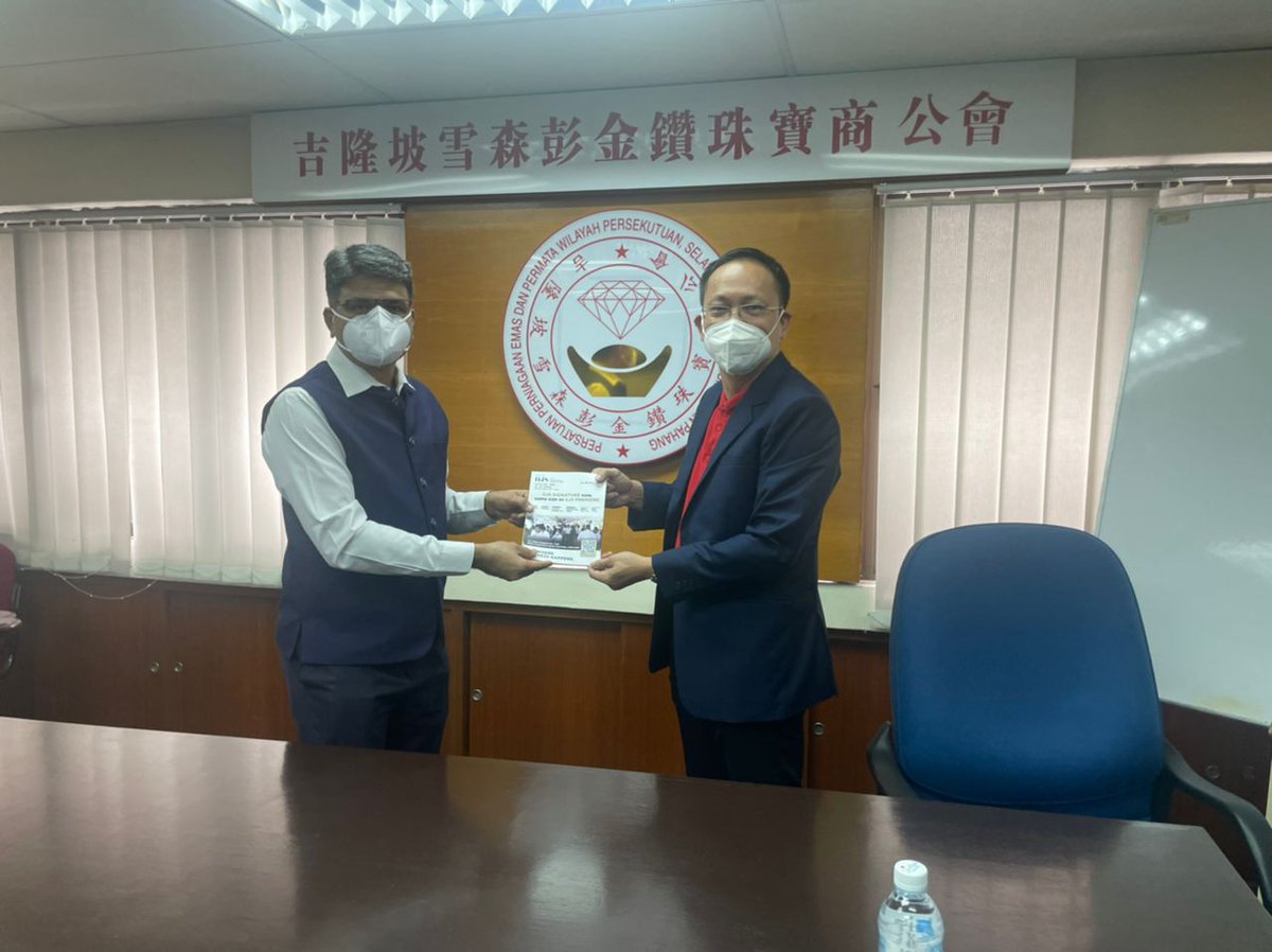 GJEPCIndia's tweet photo. Mr. Surya Narayanan, Regional Director Southern Region, GJEPC inviting Mr. Phang Ann Puo, President FGJA, Malaysia to attend both IIJS Signature 2023 and IIJS Tritiya 2023.

#IIJS #IIJSSignature #IIJSTritya #Singapore https://t.co/sbGgbn60yW