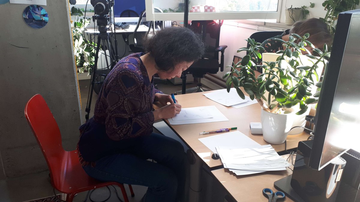 Het was een goed volgepropte zondag met de schrijfgroep in Amsterdam. We hebben art prints gesigneerd, video's opgenomen en gevierd dat ons boek al over een ruime week de wereld in gaat! 🤩

Nog niet besteld? Het kan nog op wereldenontwaken.nl