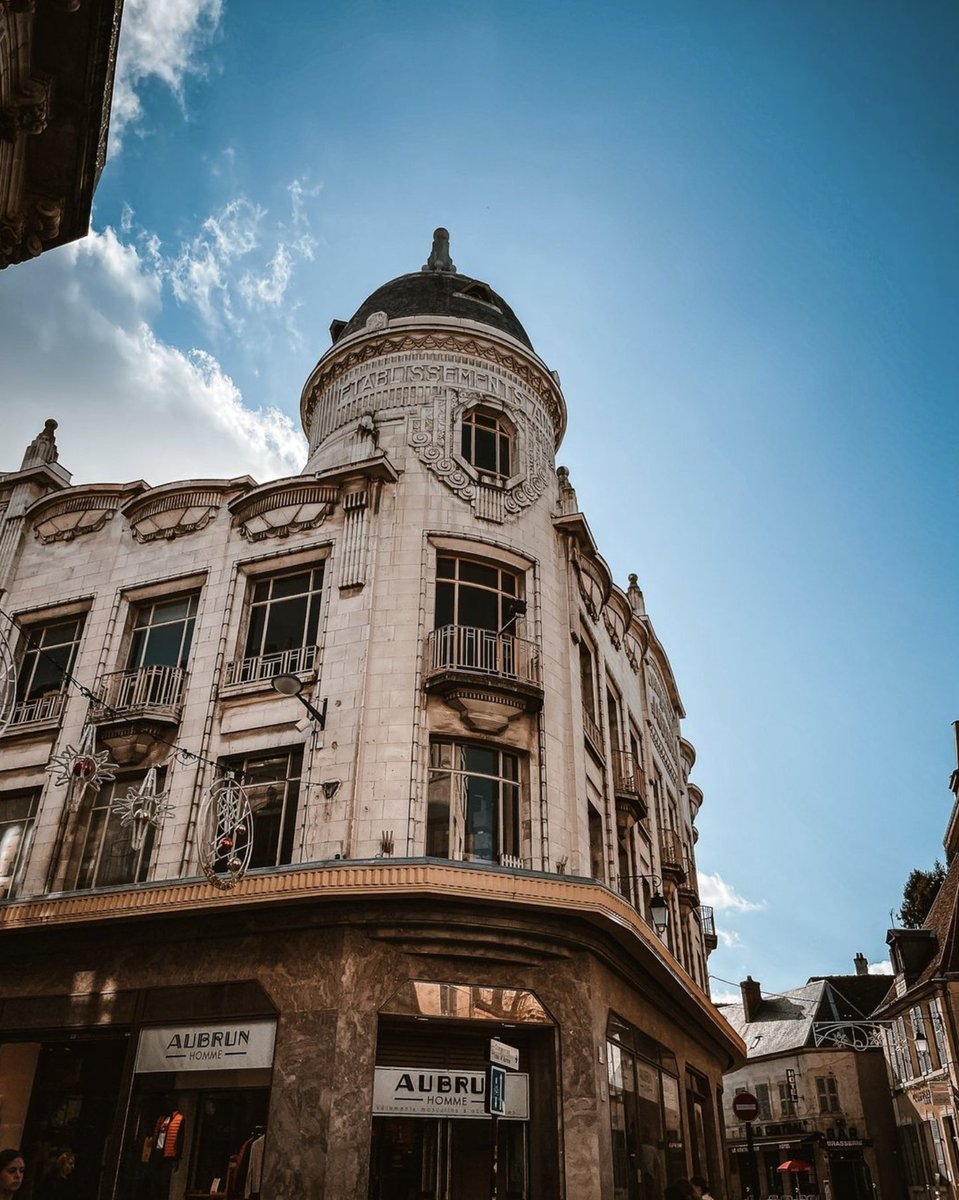 Quand on remarque le Grand magasin des anciens Établissements Aubrun sous les couleurs d'automne 😲
🔗instagram.com/p/CksNpBftRCJ/
#bourges #bourgesberrytourisme #bourgestourisme #berryprovince #centrevaldeloire #myloirevalley #patrimoine