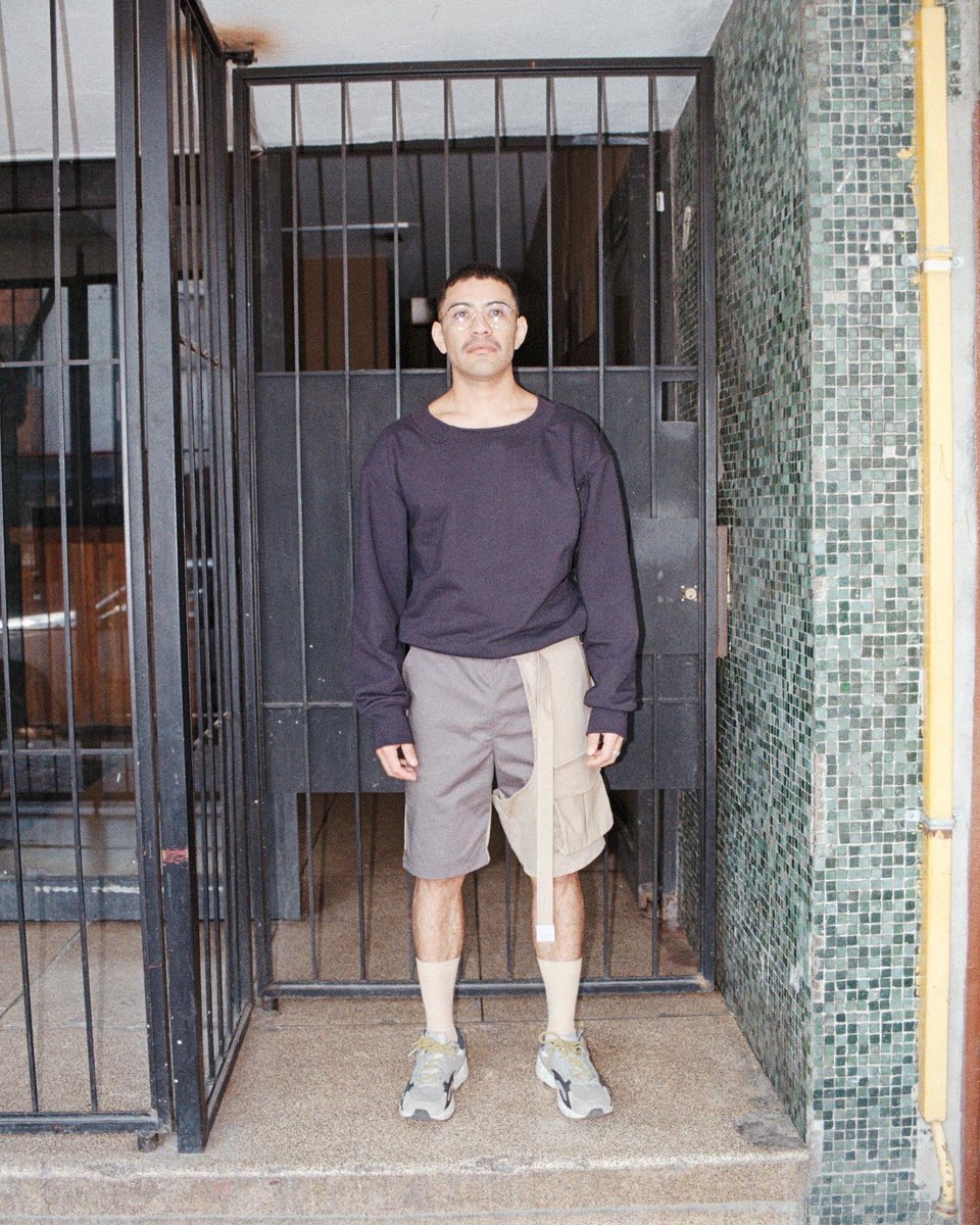 xotohechoenmx's tweet photo. #look5 #lookbook #fw22
@kodemul wears asymmetric cotton sweatshirt; bicolor gabardine bermudas and multi pocket leg/fannypack with belt.
📸 X @doncharlesmx
#menswear #moda #hechoenmexico #madeinmexico 🇲🇽 https://t.co/uxt67oKzDY