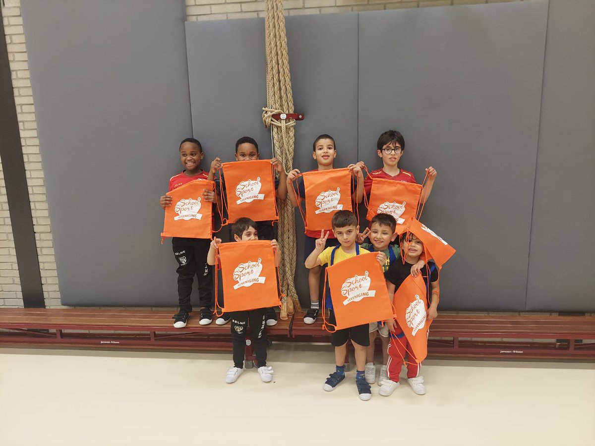 De Schoolsportvereniging van Schiemond bestaat 15 jaar🥋⚽🏀. Alle kinderen die lid zijn van deze Schoolsportvereniging ontvangen deze maand een echte oranje SSV-rugzak. Ideaal om al je sportkleding in te stoppen. Op naar nog meer mooie, sportieve jaren! 💪