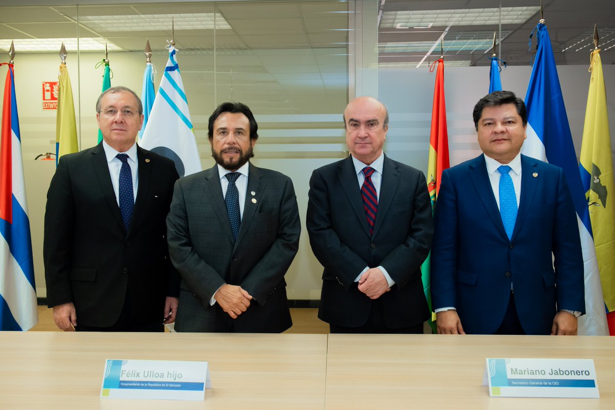 MauricioPenateG's tweet photo. Participé en el acto de firma del memorando de entendimiento suscrito entre el Vicepresidente @fulloa51, en calidad de Rector de la #ESIAP, y @JaboneroOEI, Secretario General de la Organización de Estados Iberoamericanos para la Educación, la Ciencia y la Cultura @EspacioOEI. https://t.co/IjaYHmuXs0