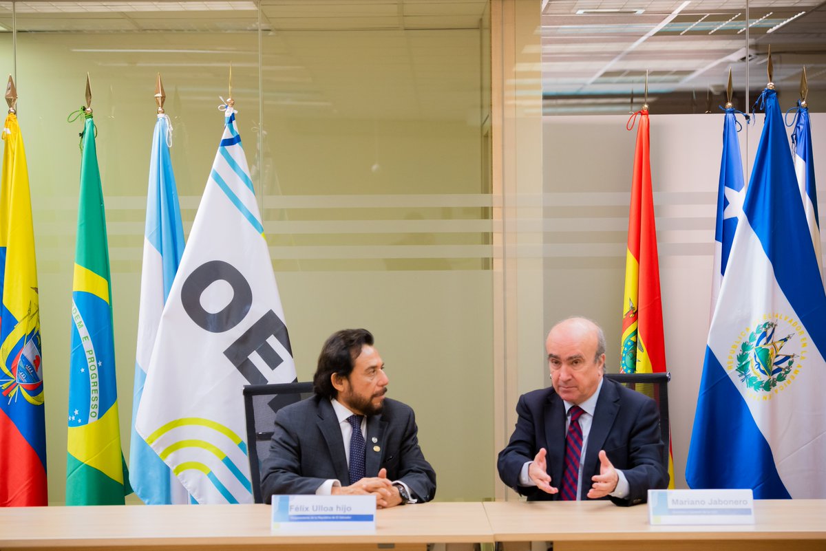 MauricioPenateG's tweet photo. Participé en el acto de firma del memorando de entendimiento suscrito entre el Vicepresidente @fulloa51, en calidad de Rector de la #ESIAP, y @JaboneroOEI, Secretario General de la Organización de Estados Iberoamericanos para la Educación, la Ciencia y la Cultura @EspacioOEI. https://t.co/IjaYHmuXs0