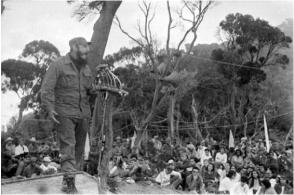 El 14 de noviembre de 1965, acompañados del Comandante en Jefe Fidel Castro, se produjo en el Pico Cuba del Turquino la graduación de 400 médicos y 26 estomatólogos, primera generación de profesionales de la salud formados por la Revolución. #Cuba #CubaViveEnSuHistoria