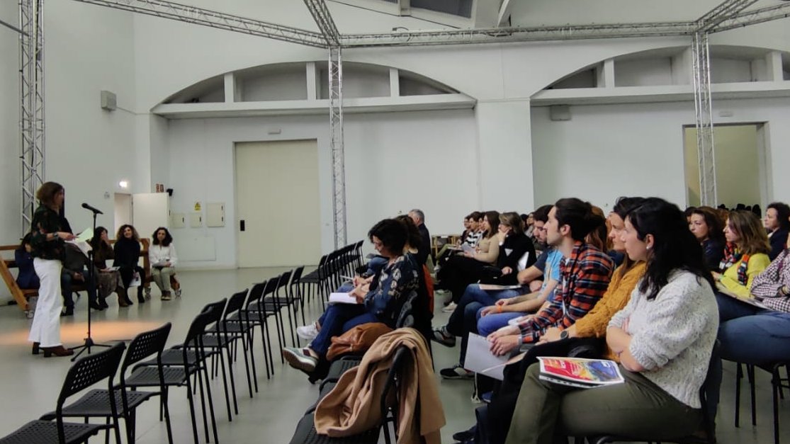 astursalud's tweet photo. 👁‍🗨Más de 90 profesionales asisten a la jornada Artutor@S para tutores de medicina y enfermería en los centros de salud de la @AfycUnidad🏥🥼
📸La directora de Calidad, Transformación y Gestión del Conocimiento @DadaCero durante la inauguración

📍Laboral Centro de Arte #Gijón https://t.co/mepGWt0mCq
