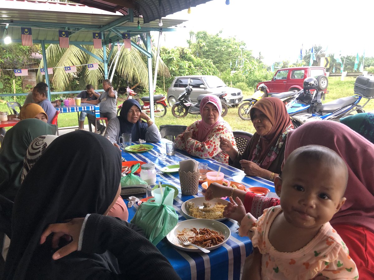 Minum petang santai di warung Kak Ha, Kg Jak, Ajil.

Lama dok sembang dengan awok2 kite. Alhamdulillah dapat luang masa bersama.

#TokJai #kukuhbersama #huluterengganu #BarisanNasional #BNBangkit #DemiKestabilan #DemiKemakmuran