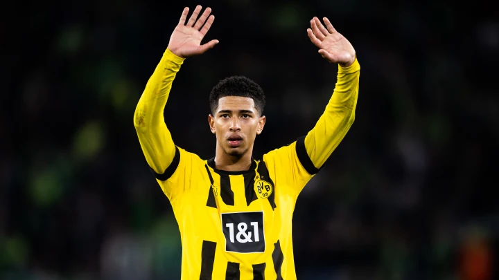 Transfer bombshell!! 🚨

Borussia Dortmund's CEO Hans-Joachim Watzke says Jude Bellingham can leave the club in the summer. ⚫🟡

The 19-year-old is one of the best young midfielders in the game and would command a fee of around $100 million 💰