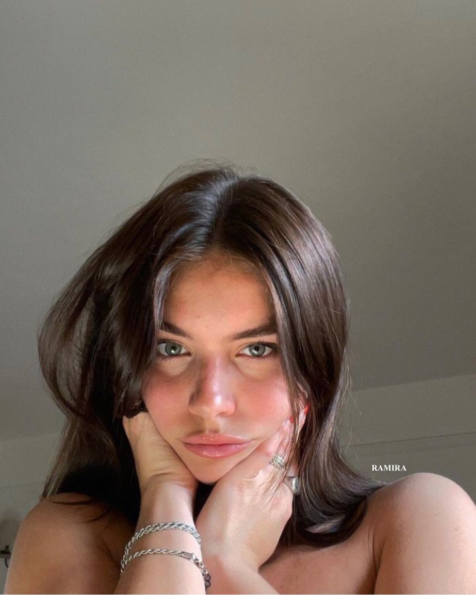 yoshihogws's tweet photo. este's a friend of mine, we meet up every tuesday night for dinner and a glass of wine. este's been losing sleep, her husband's acting different and it smells like infidelity. https://t.co/eRukLTj4OC