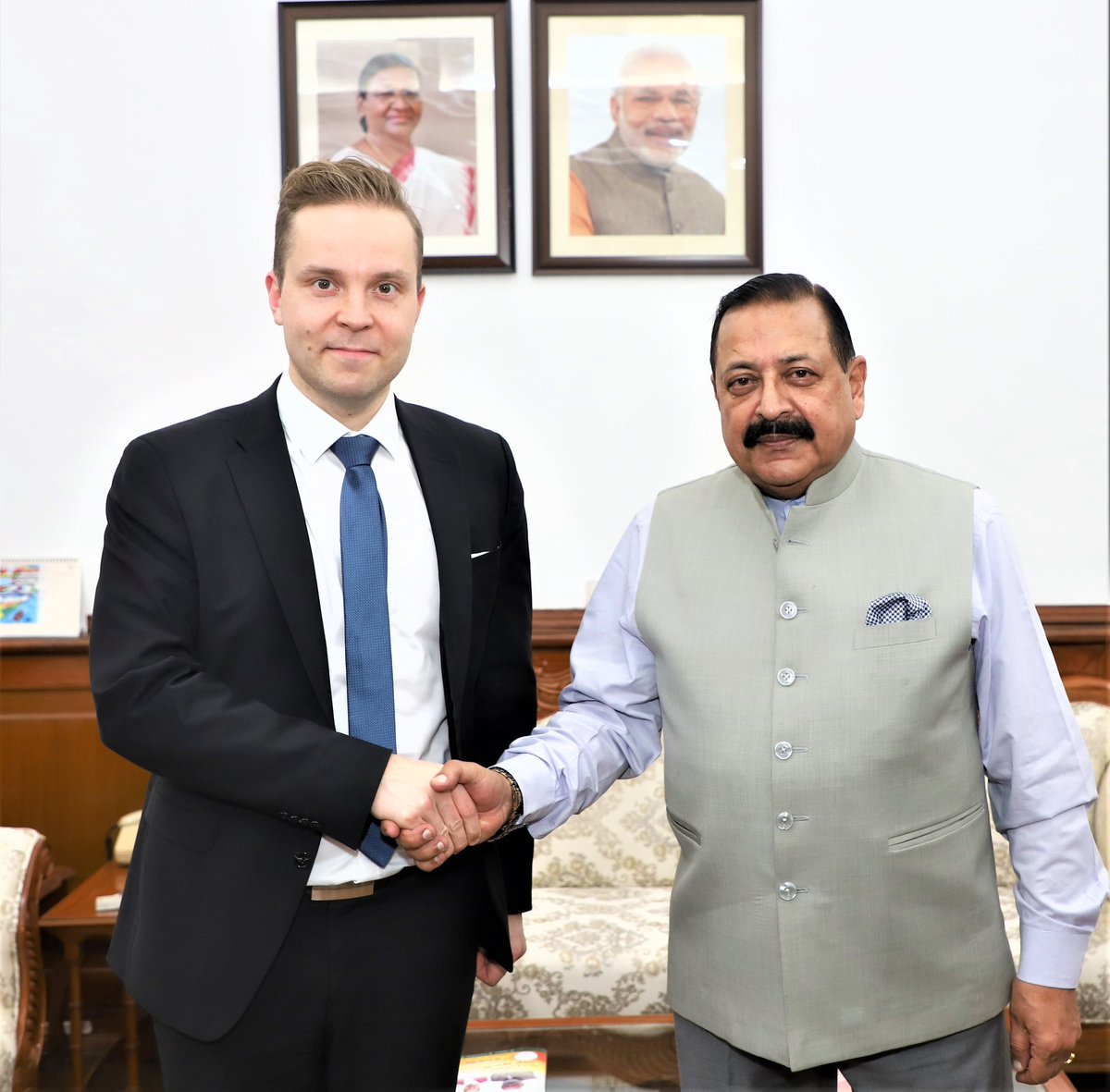 DrJitendraSingh's tweet photo. Finland Minister of Education and Culture,Mr Petri Honkonen called on along with a high level delegation to discuss mutual cooperation between India and Finland in futuristic areas like Digital Partnership, 6G & Upcoming Mobile Technologies, Quantum Technology etc. https://t.co/xZTGbIGzz8