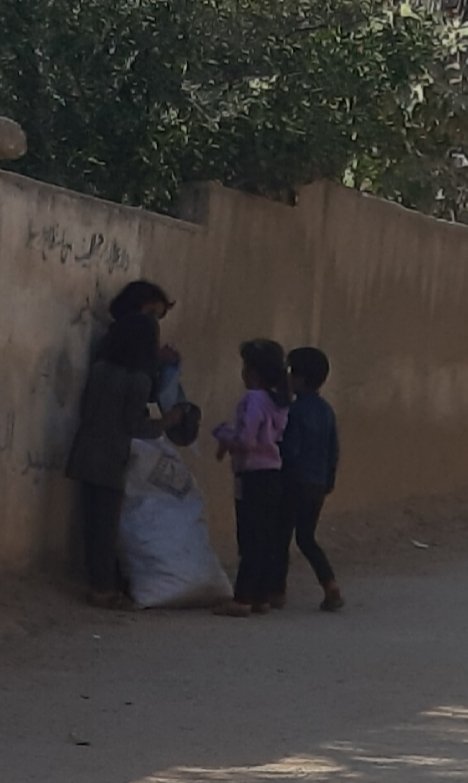 sy____19951's tweet photo. A mother with her children, collecting nylon bags from the streets to warm herself with her children, the winter is cold and the suffering is great
#syria_edlib ๐ https://t.co/NlDzYo7D7a