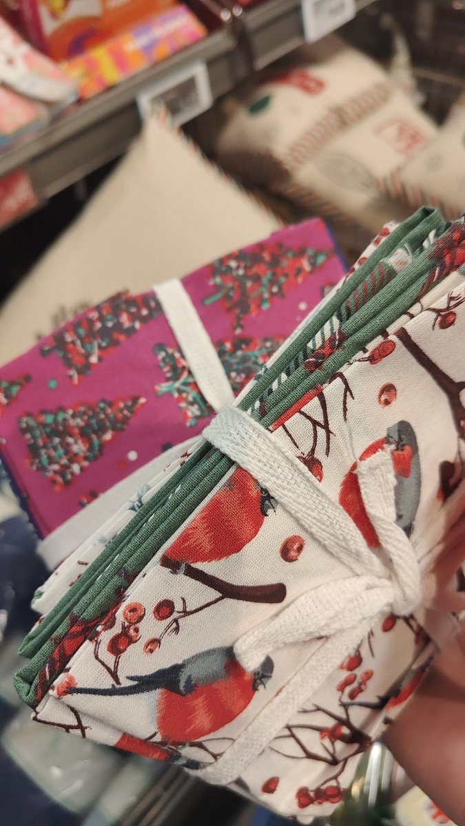 BombsandBubbles's tweet image. So that's me ensconced upon the sofa for the next couple of days... I am doing as the doc has told me and resting! 

Yesterday the youngest got some new fabric for Christmas bags which have been ordered. How fabulous for her! 

#MHHSBD #sofaday #sprainedback