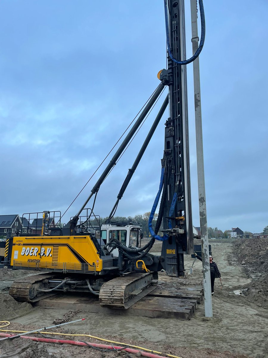 Inmiddels is de eerste paal geslagen van #project De Dreef 66 woningen te #Numansdorp. Binnenkort vieren wij deze #mijlpaal met de toekomstige bewoners en collega’s.