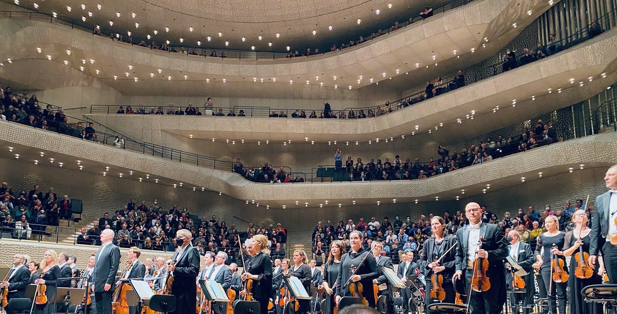 Messiaen «L’ascension» und Bruckners 6. − Ein unvergessliches Konzert mit dem grossartigen @tonhalle -Orchester Zürich unter der Leitung von Music Director
@paavo_jarvi am 10. November 2022 in der @elbphilharmonie. 
#maerkibaumanncoag #EngagementGesellschaft