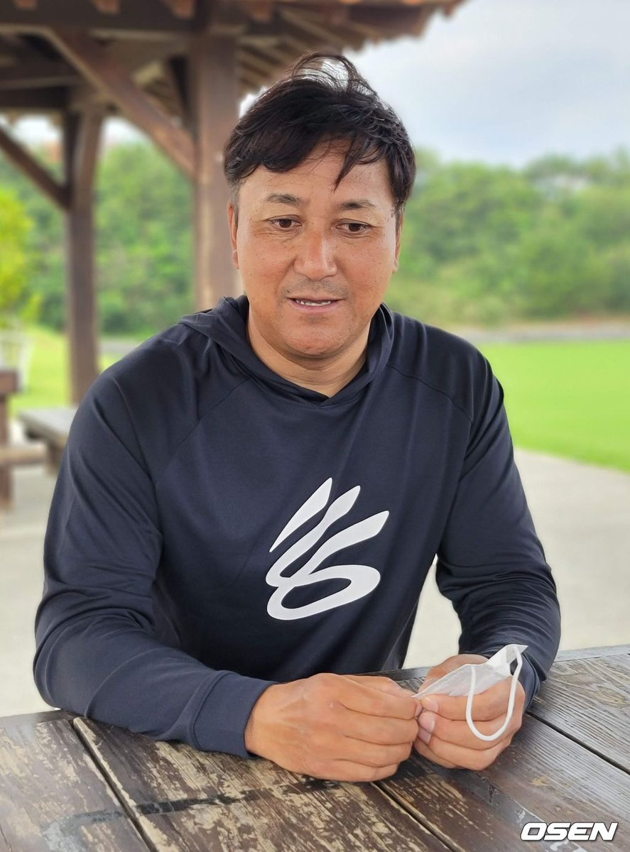 “1승밖에 못한 투수라는 게 믿어지지 않을 만큼 표정이 너무 밝았다. 나 같으면 1승밖에 못하면 쭈뼛쭈뼛할 텐데 인사하는 걸 보니 거의 최다승 투수 같았다”. 물론 애정을 가득 담은 농담이다. 

하 ㅋㅋㅋㅋㅋㅋㅋㅋㅋㅋㅋㅋ