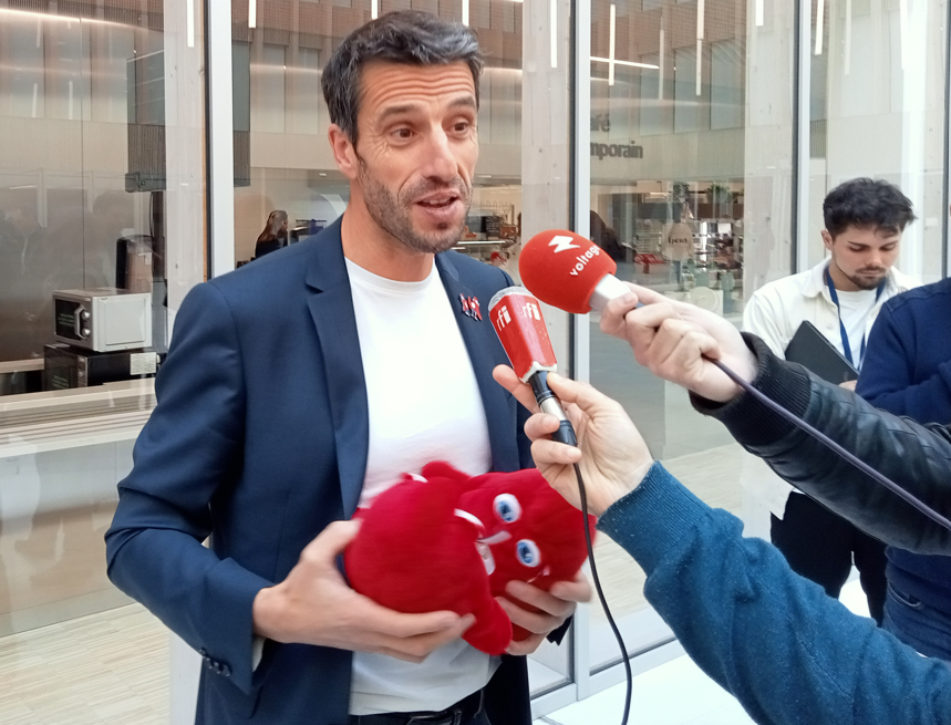 MikeRowbo's tweet photo. Paris 2024 President Tony Estanguet talks the mascot talk at the Saint-Denis HG today @insidethegames https://t.co/QOmDxNH6ax