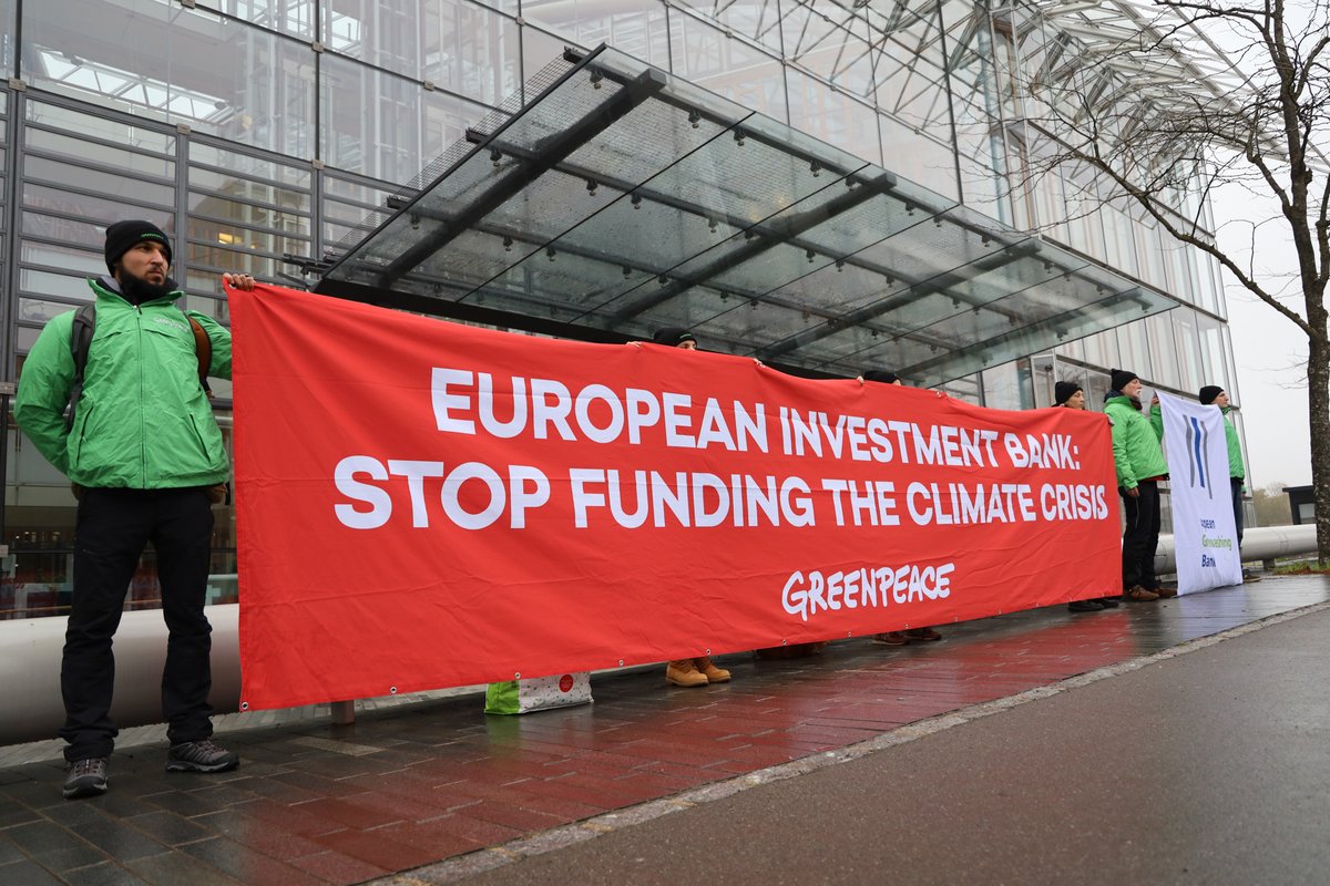 Greenpeace_Lux's tweet photo. @EIB stop financing the #ClimateCrisis! #FossilFuel companies without a Paris-aligned carbon reduction plan must be blocked from accessing #EIBfunding! #EuropeanGreenwashingBank https://t.co/fsMjxKzxgT