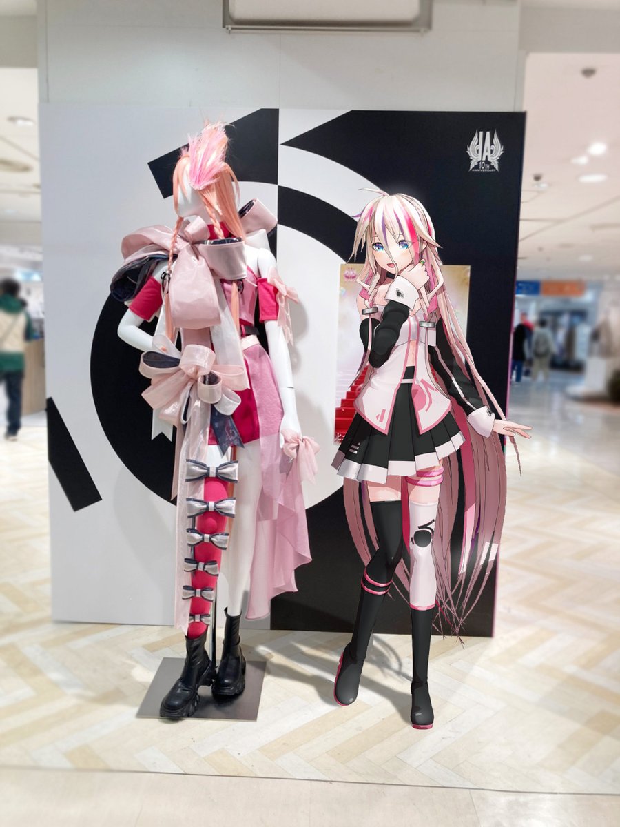 IA_Official_'s tweet photo. 【IAアート展】
じゃん!
10周年ライブのキービジュアル衣装も展示💕
✨素敵✨
衣装デザインは #RemiTakenouchi さん
ヘアアレンジは #YUUK さん
ついでに告知デス🙇
イアのライブの2次先行予約は今日の23:59までです!
▼前売券2次先行(11/14(月)23:59〆切)
https://t.co/AdHNy65bZk
#IA10th https://t.co/9nEIj255FS