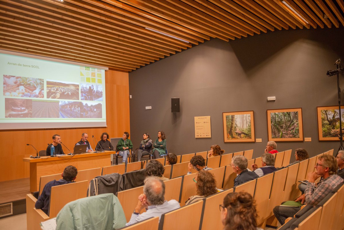 adri_noc's tweet photo. 📢Comença la taula rodona per conèixer diverses experiències:
✅#Ruralization
✅#PEPNat del @parcncollserola
✅Pla d’Impuls de la #RamaderiaExtensiva a l’#AltaGarrotxa.
✅PECT #BCNSmartRural
✅ Transició ecològica a la #ValldenBas https://t.co/fC6RVX4HVH