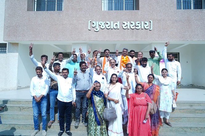 aniruddhdavebjp's tweet photo. આજરોજ ગુજરાતની આગામી વિધાનસભા ચૂ��ટણી અંતર્ગત ૨-માંડવી વિધાનસભા સીટ માટે વિધાનસભા વિસ્તાર ને સર્વોતમ બનાવવા તથા વિકાસના વિજયરથને આગળ ધપાવવા ઉમેદવારી પત્ર ભર્યું…

#કમળ_ખીલશે_ગુજરાત_જીતશે https://t.co/6Tr9WCPMZU