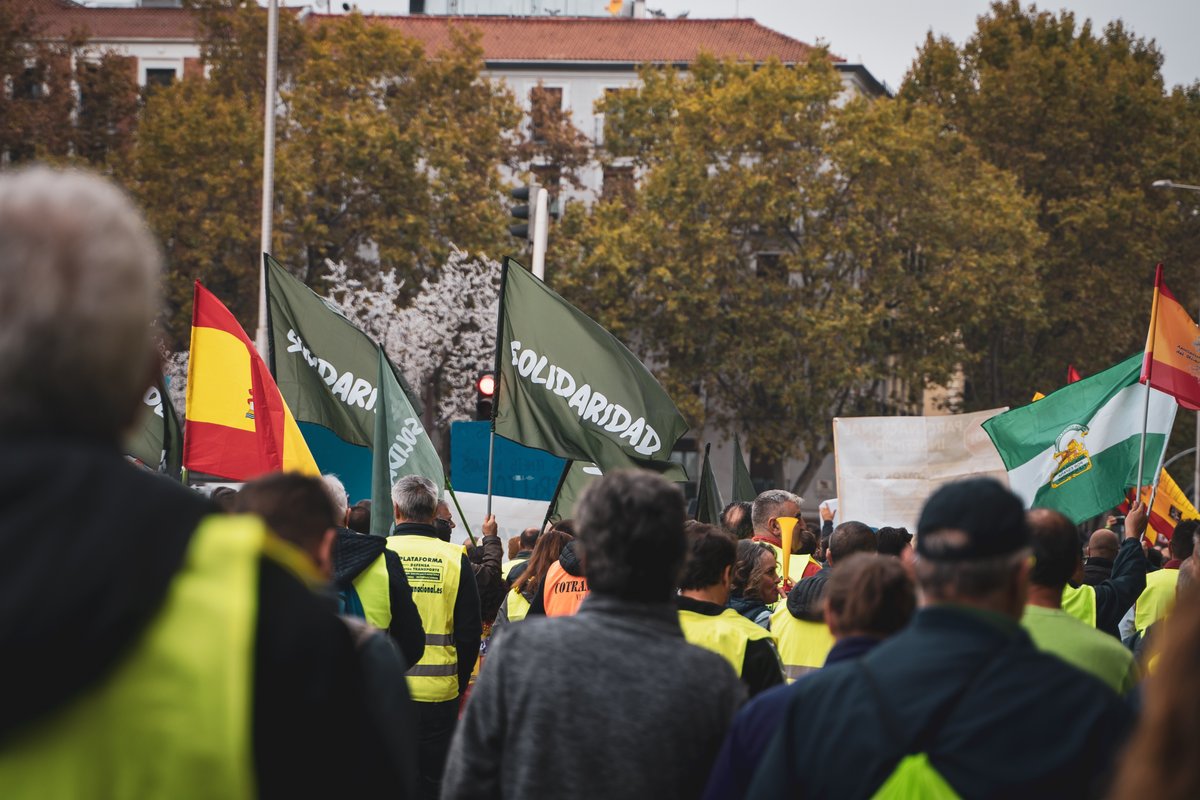 solidaridad_esp's tweet photo. Lo trabajadores no pueden aguantar ni un segundo más este Gobierno.

Hoy, hemos salido junto a transportistas, agricultores y ganaderos, colectivos asfixiados y arruinados por las nefastas decisiones políticas.

El próximo 19N y 27N salimos a la calle en Barcelona y Madrid.🔥 https://t.co/TvhqZ0J2Fb