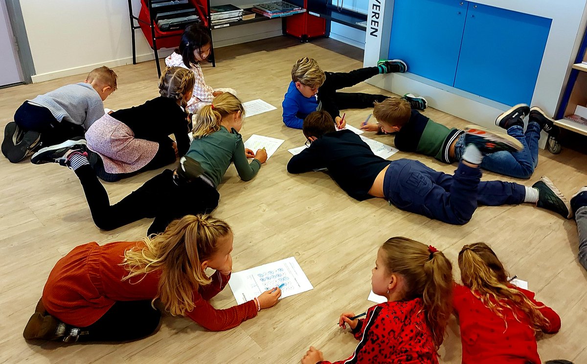 jacqiebakker's tweet image. Groep 3 druk bezig met woordjes maken. Groepsbezoek @BiebNoordVeluwe in Oldebroek.