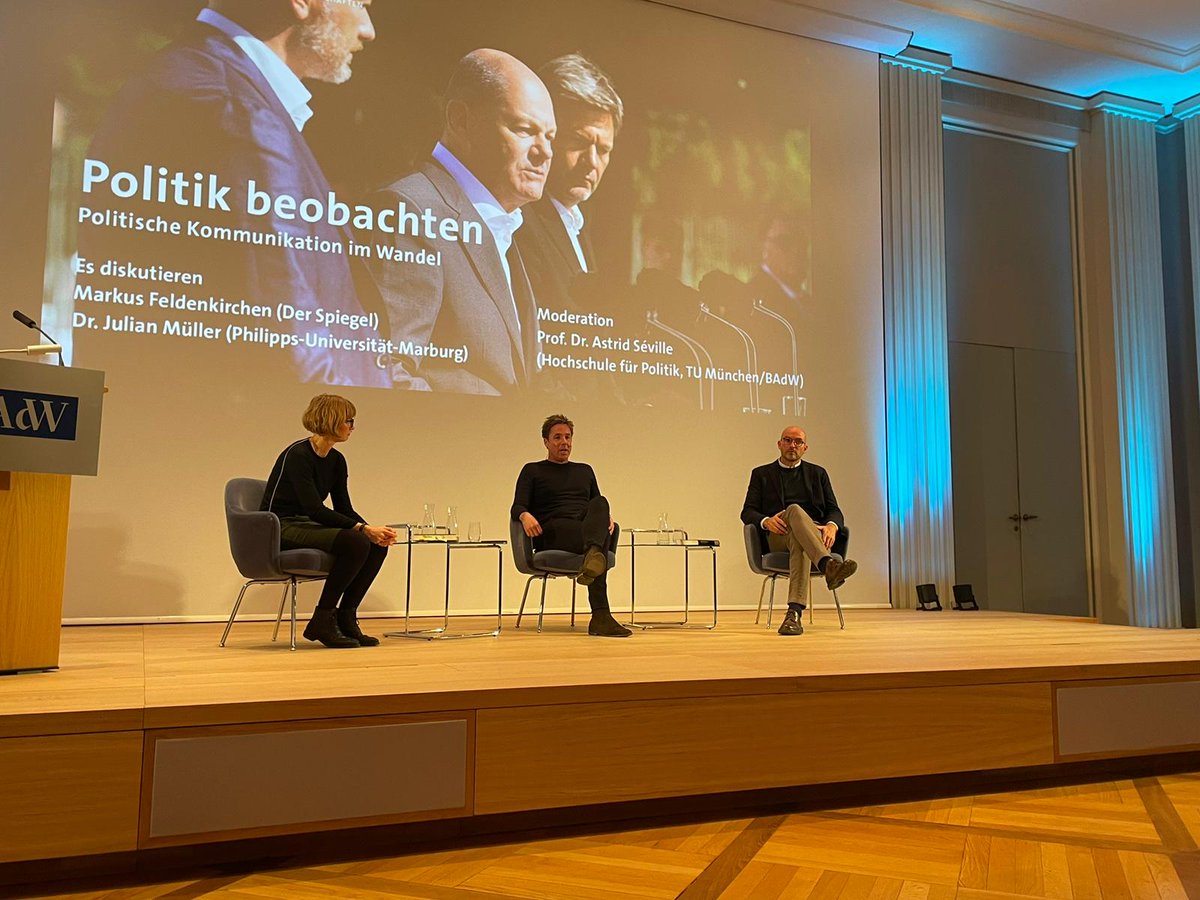 Das Gespräch von Julian Müller und Astrid Séville mit <a href="/MFeldenkirchen/">Markus Feldenkirchen</a> zur Veränderung politischer Kommunikation und der Herausforderung des politischen Journalismus gibt es jetzt von der @badw_muenchen als Podcast zum Nachhören!

badw.de/die-akademie/p…