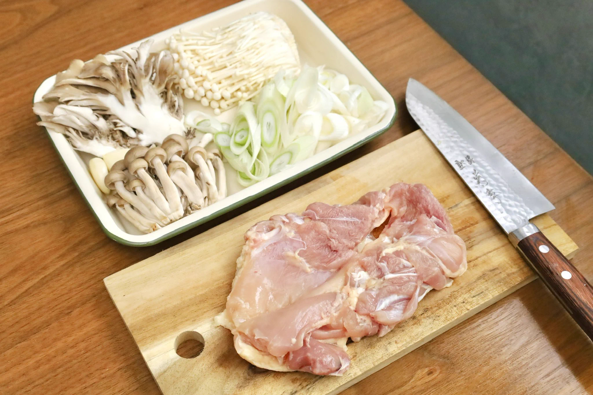 舞茸効果でびっくりするくらいお肉がホロッホロ。旨味がやっっっばい激うまスープ
