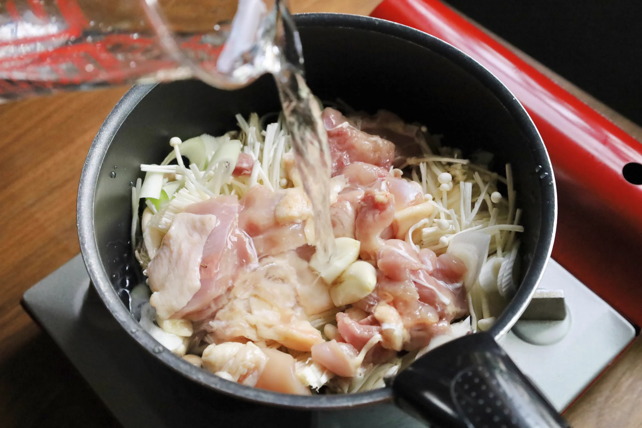 舞茸効果でびっくりするくらいお肉がホロッホロ。旨味がやっっっばい激うまスープ
