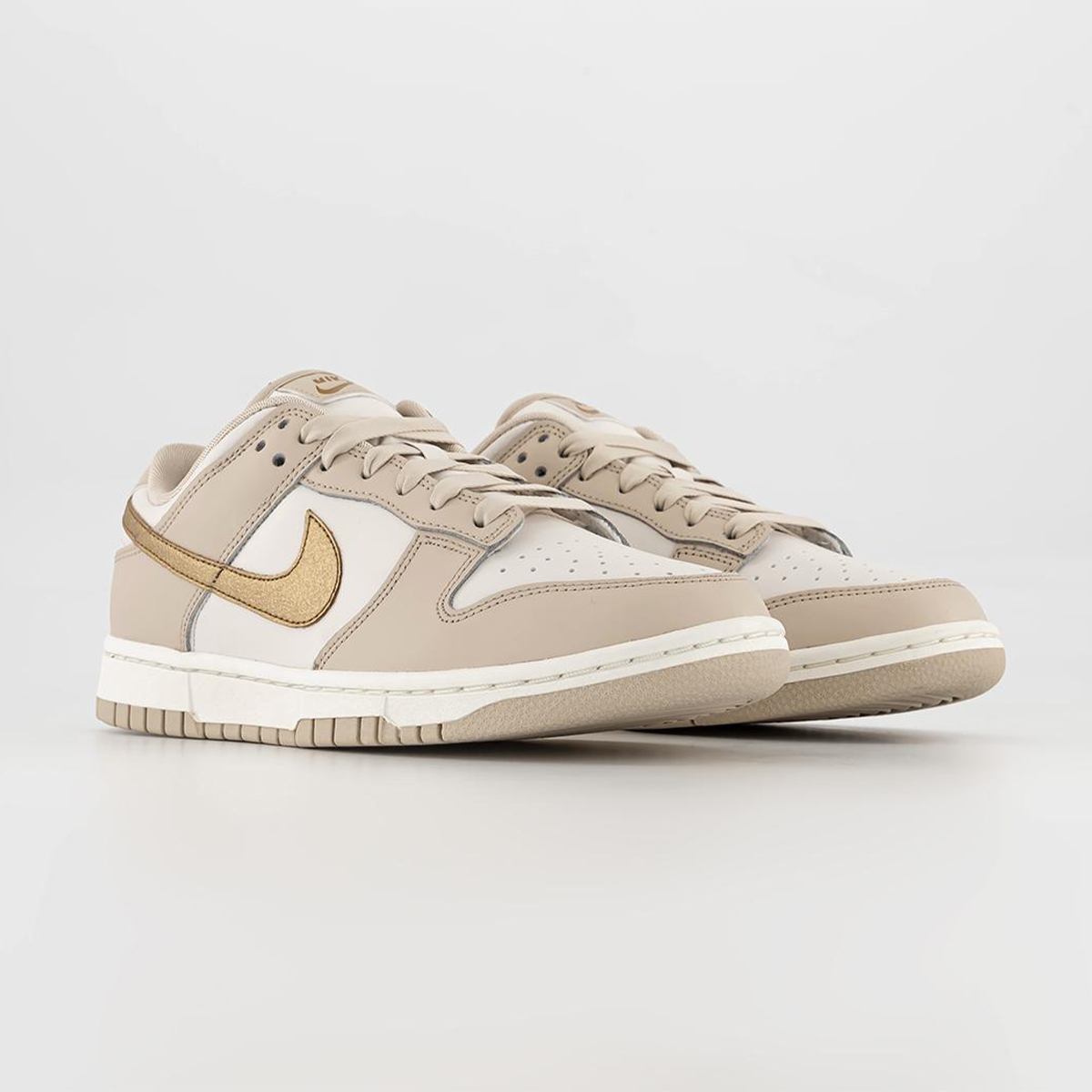 houseofheat's tweet photo. New Looks // Nike Dunk Low “Gold Swoosh” 👀

SEE MORE: https://t.co/izzgKKdypi https://t.co/cOLT8jgpJc