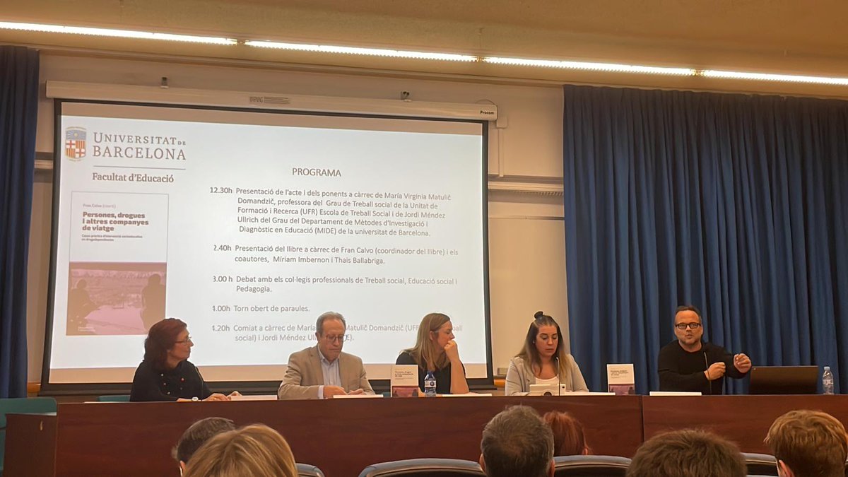 vcanovasqueralt's tweet photo. Avui l'ES i TSS, Thais Ballabriga #TSSanitariVH, ha presentat el llibre del que és coautora, amb títol "Drogues i altres companyes de viatge: casos pràctics d'intervenció socioeducativa en drogodependències" a la Facultat d'Educació de la UB
@EducacioUB @vallhebron @EuniceBlaVa https://t.co/avQ0FB8BKs