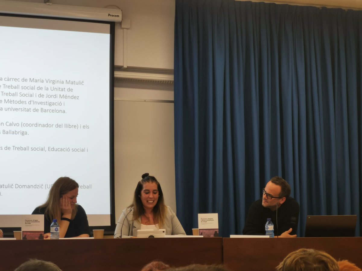 vcanovasqueralt's tweet photo. Avui l'ES i TSS, Thais Ballabriga #TSSanitariVH, ha presentat el llibre del que és coautora, amb títol "Drogues i altres companyes de viatge: casos pràctics d'intervenció socioeducativa en drogodependències" a la Facultat d'Educació de la UB
@EducacioUB @vallhebron @EuniceBlaVa https://t.co/avQ0FB8BKs