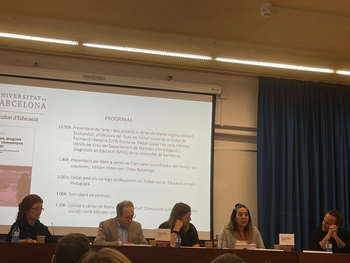vcanovasqueralt's tweet photo. Avui l'ES i TSS, Thais Ballabriga #TSSanitariVH, ha presentat el llibre del que és coautora, amb títol "Drogues i altres companyes de viatge: casos pràctics d'intervenció socioeducativa en drogodependències" a la Facultat d'Educació de la UB
@EducacioUB @vallhebron @EuniceBlaVa https://t.co/avQ0FB8BKs