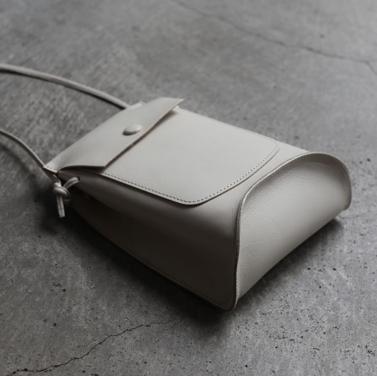 acrmtsmproducts's tweet photo. MARROW
Bent Pouch
¥16,000+tax

底マチのシルエットが魅力的なミニショルダーです。
BENT=曲がった
しっかりとした厚みと張りがありながらも、しなやかさのある上質なレザーを採用。

詳細はオンラインストアに掲載しています。
https://t.co/ueeFv3c29e https://t.co/2fQ1ffA2gP