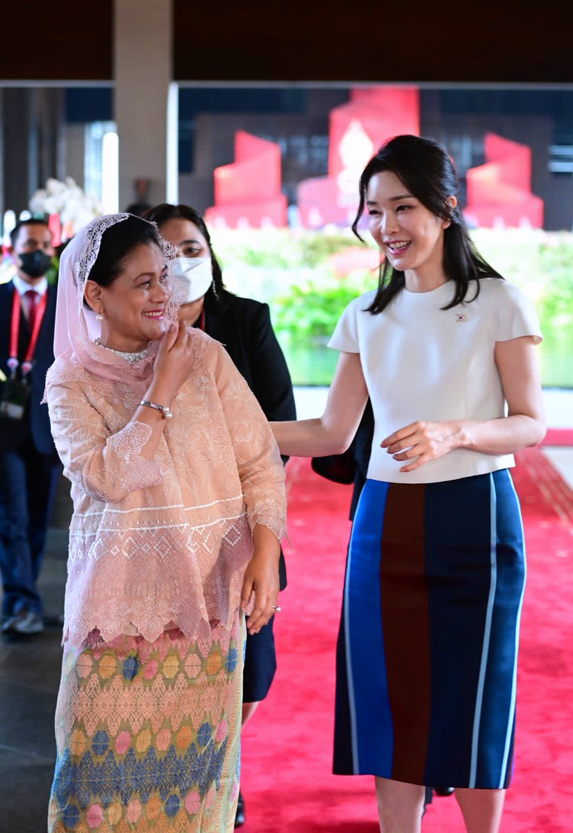 Ibu negara Korsel usianya 50 tahun.
Dah aku maskeran dulu deh.