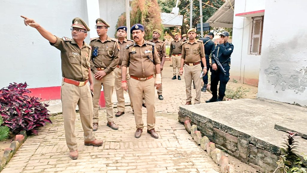 igrangealld's tweet photo. परिक्षेत्र के जनपद कौशांबी के थाना कौशांबी का @rakeshs_ips द्वारा भ्रमण/निरीक्षण किया गया, जिसमें कार्यालय, सीसीटीएनएस कक्ष, महिला हेल्प डेस्क, अपराध रजिस्टर एवं अन्य रजिस्टरों का निरीक्षण किया तथा थाना परिसर की साफ-सफाई हेतु संबंधित को निर्देशित किया गया |
#UPPolice https://t.co/QiSOakrkBR